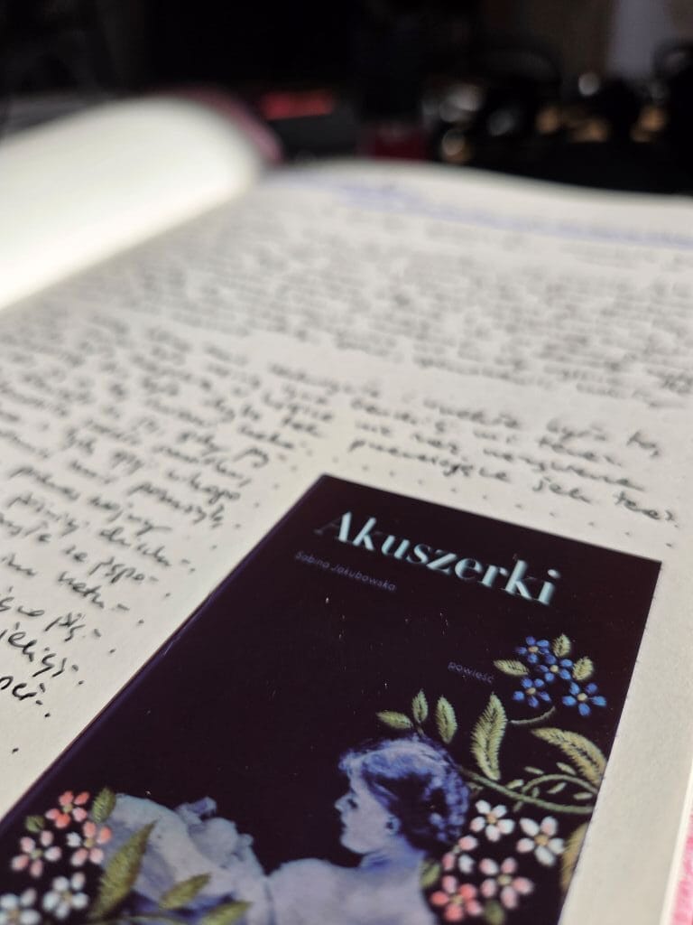 Okładka książki Akuszerki i notatka z książki